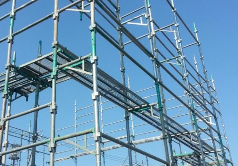 建築中の足場と青空