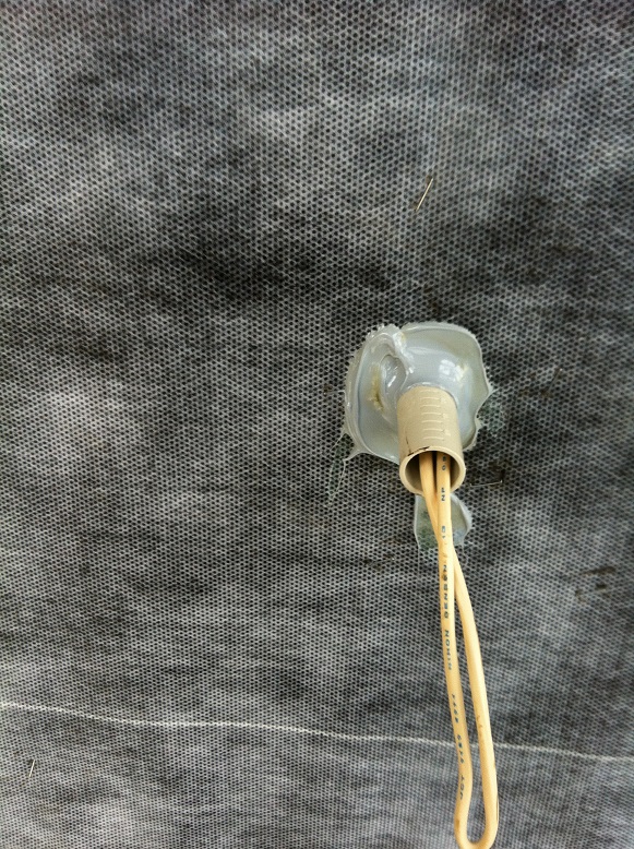 建築中の照明用配線の施工写真